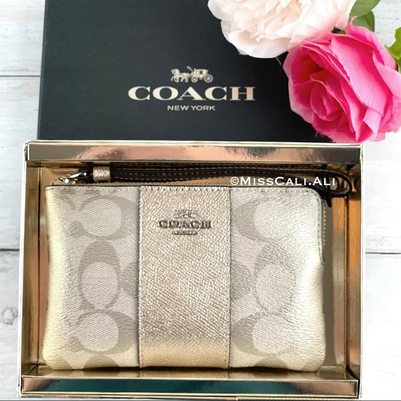 NWT COACH Boxed Corner Zip Wristlet Signature Bag - Picture 1 of 14